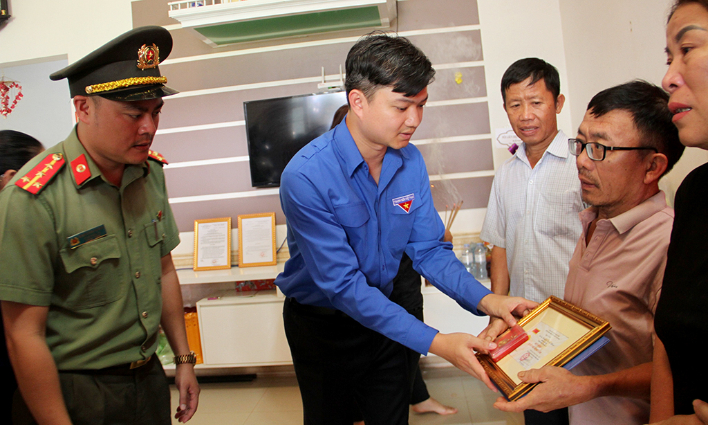 Truy tặng Huy hiệu Tuổi trẻ dũng cảm cho các chiến sỹ hy sinh trong vụ tấn công tại huyện Cư Kuin Truy tặng Huy hiệu Tuổi trẻ dũng cảm cho các chiến sỹ hy sinh trong vụ tấn công tại huyện Cư Kuin